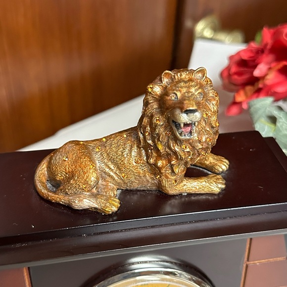 Vintage Wooden and cast bronze Table Top clock with Lion Figure - Picture 10 of 14